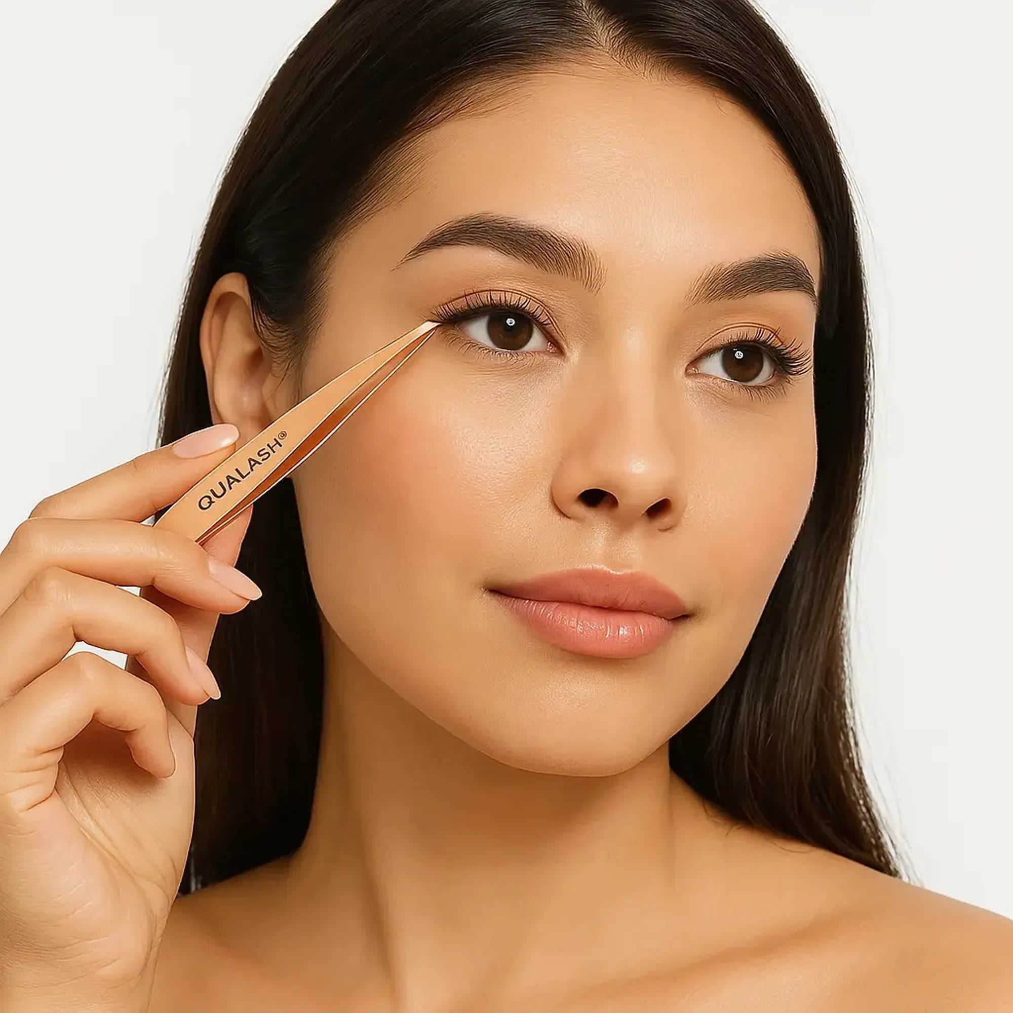 품질 Professional Tweezer 사용 중 – 로즈 골드 트위저로 눈썹 모양을 다듬는 모델